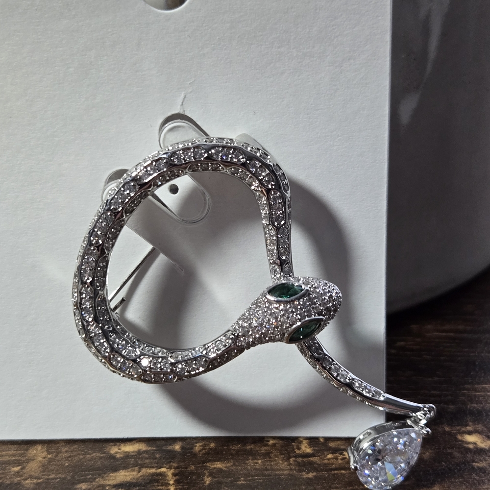 Elegant Silver‎ Snake Brooch With Green Eyes